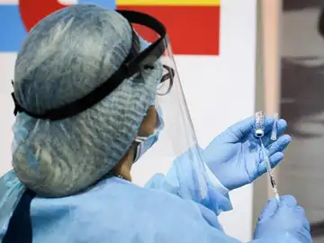 Casi la mitad de los españoles cree que la vacuna contra el coronavirus debería ser obligatoria, según el CIS Casi la mitad de los españoles cree que la vacuna contra el coronavirus debería ser obligatoria, según el CIS