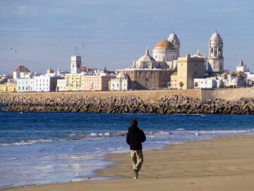 Playa con vistas a la Catedral de Cádiz