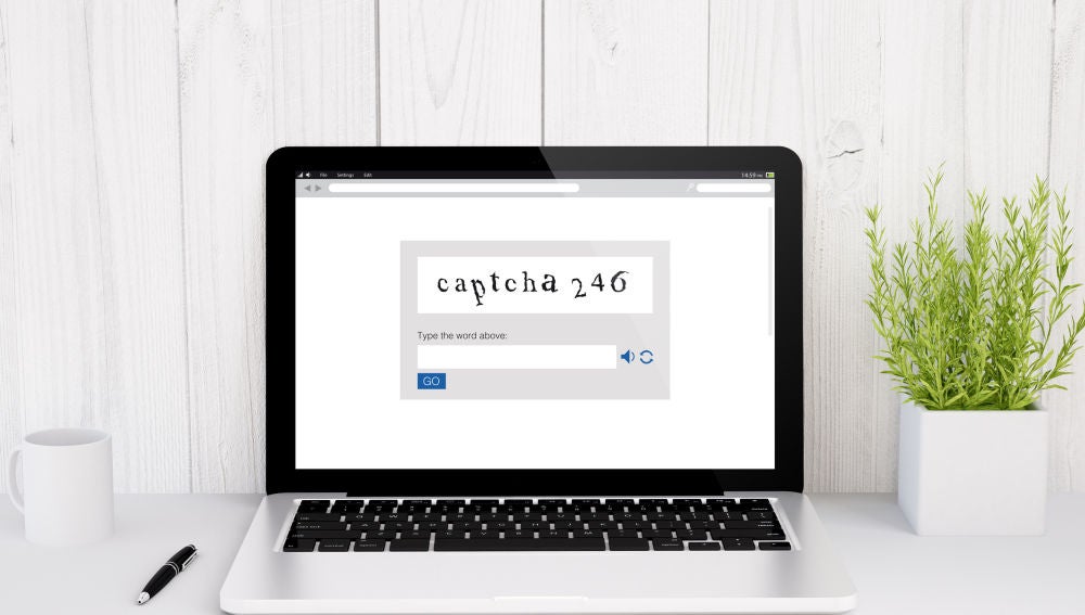 El ordenador muestra en la pantalla un ejemplo de CAPTCHA