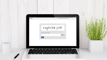 El ordenador muestra en la pantalla un ejemplo de CAPTCHA El ordenador muestra en la pantalla un ejemplo de CAPTCHA