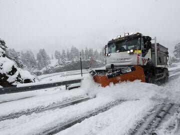 Imagen de archivo de un camión quitanieves despejando una carretera nevada