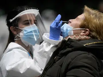 Una sanitaria realiza una prueba diagnóstica de coronavirus Una sanitaria realiza una prueba diagnóstica de coronavirus