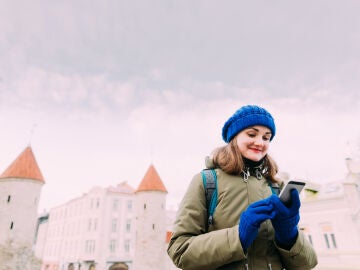 Una chica de Estonia consulta su móvil.