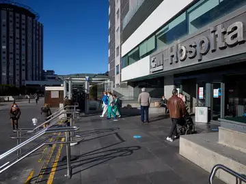 Vista de un acceso al hospital de La Paz en Madrid Vista de un acceso al hospital de La Paz en Madrid