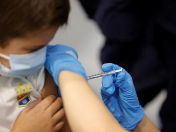 Vacunación de un niño contra el COVID-19