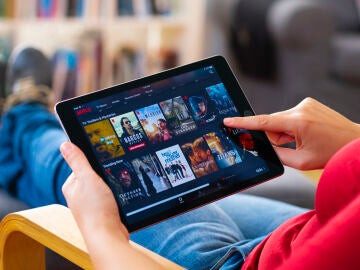 Un usuario navega por el catálogo de Netflix desde su iPad