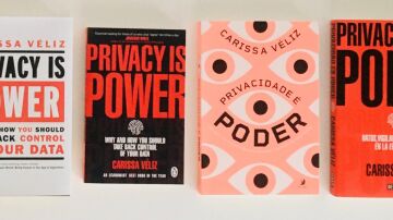 Colección de diferentes ediciones de "Privacidad es Poder", de Carissa Véliz