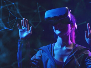 Una mujer navega por el metaverso con unas gafas de realidad virtual