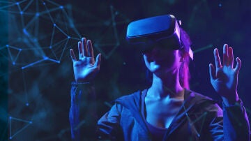 Una mujer navega por el metaverso con unas gafas de realidad virtual