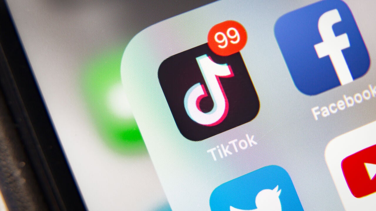 ¿Quién Controla El Contenido Que Vemos En TikTok? | LEVANTA LA CABEZA