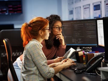 Dos mujeres programadoras trabajan juntas en la oficina