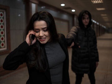 Una joven pide ayuda por teléfono mientras intenta zafarse de un agresor