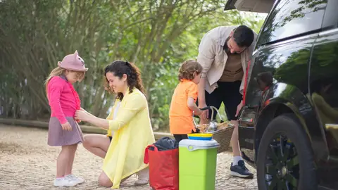 Familia que viaja en coche Familia que viaja en coche