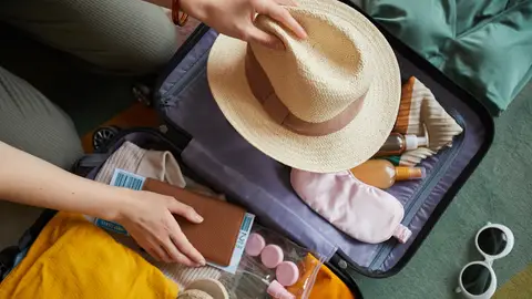 Imagen de archivo de hacer la maleta para un viaje Imagen de archivo de hacer la maleta para un viaje