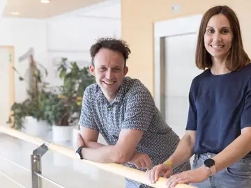 Geoff Macyntire y Bárbara Hernando , investigadores logran desarrollar un biomarcador que permitirá tratar los cánceres más graves Geoff Macyntire y Bárbara Hernando , investigadores logran desarrollar un biomarcador que permitirá tratar los cánceres más graves
