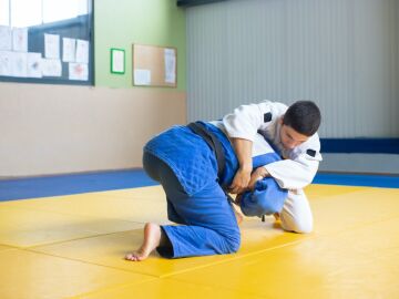 Personas practicando judo