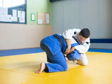 Personas practicando judo Personas practicando judo