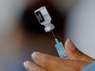 Una trabajadora de salud pública prepara una dosis de la vacuna contra la covid-19