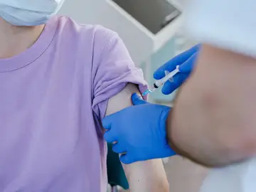 El Reino Unido aprueba la primera vacuna eficaz contra el SARS-CoV-2 y la variante Ómicron El Reino Unido aprueba la primera vacuna eficaz contra el SARS-CoV-2 y la variante Ómicron