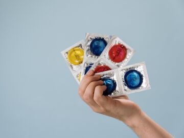 ‘Sal como quieras, pero no salgas sin condones’ es la nueva campaña de Sanidad para la prevención del VIH y otras ITS