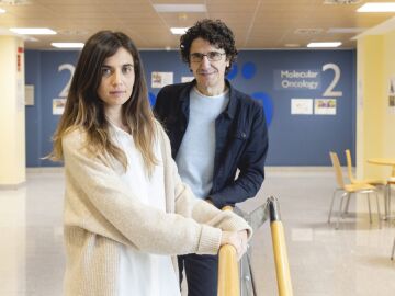 Los investigadores Carolina Villarroya y Marcos Malumbres 
