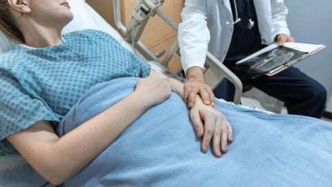 Médico sostiene la mano a un paciente