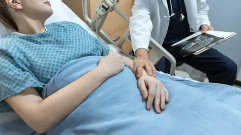 La sanidad pública, entre las instituciones que mayor confianza genera a los españoles Médico sostiene la mano a un paciente