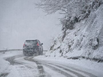 Carreteras cortadas, fuerte oleaje y nieve en cotas bajas: llega lo peor del temporal