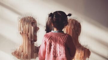 Niña en una exposición