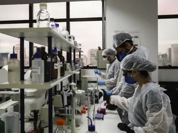 Imagen de archivo de científicos durante una investigación relacionada con el tratamiento del VIH Imagen de archivo de científicos durante una investigación relacionada con el tratamiento del VIH