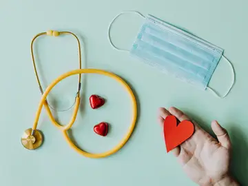 Infartos, asma, crisis de ansiedad... Estos son los síntomas distintos en hombres y mujeres y así podemos detectarlos Infartos, asma, crisis de ansiedad... Estos son los síntomas distintos en hombres y mujeres y así podemos detectarlos
