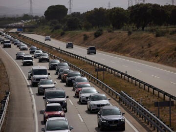 Retenciones en la autovía A-5 dirección Madrid en la operación retorno de Semana Santa