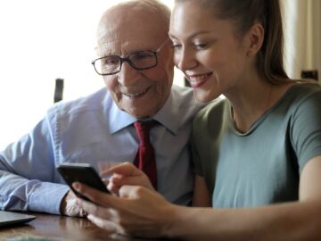 Cómo configurar el móvil a una persona mayor