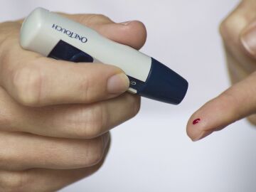 Sangre en un dedo pinchazo diabetes