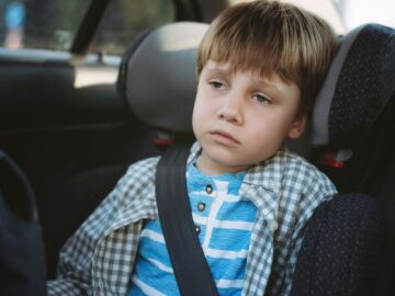 Niño aburrido en un viaje en coche 