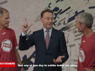 Martín Fiz y Abel Antón entran en el plató de Antena 3 Noticias para recordarle a Matías Prats que el 19 de noviembre es la Carrera Ponle Freno de Madrid