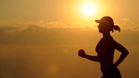 Mujer en foto con luz de fondo de soleado 
