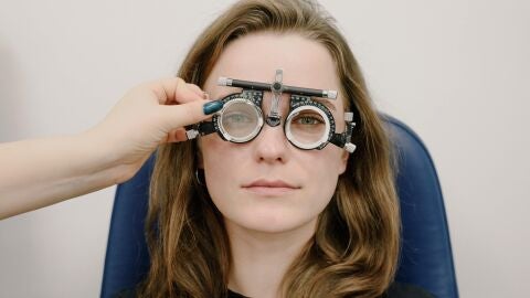 Chica revisándose la vista en el oftalmólogo