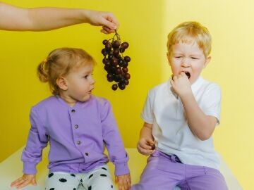  Los pediatras alertan de las “peligrosas trampas” que suponen uvas, frutos secos o caramelos duros para los niños en Navidad