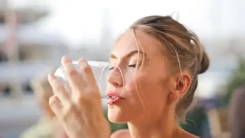 El consumo de agua alcalina envasada no ayuda a prevenir los cálculos renales El consumo de agua alcalina envasada no ayuda a prevenir los cálculos renales