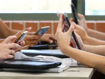 El Consejo Escolar del Estado aprueba prohibir los móviles en primaria y su limitación en secundaria