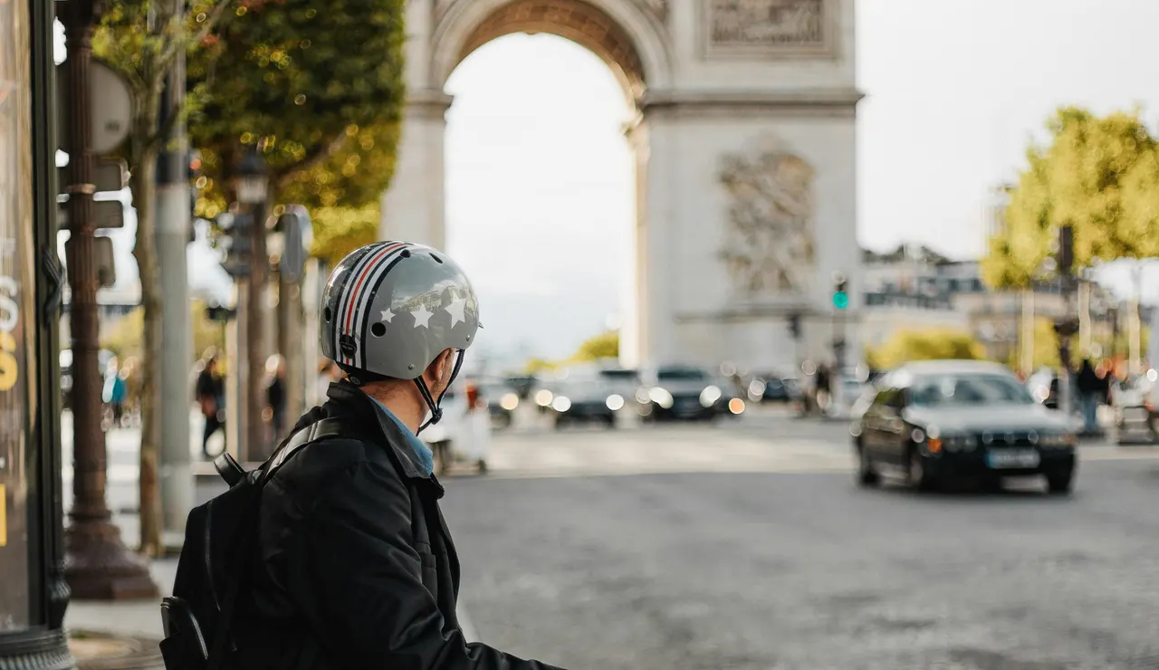 Menos de la mitad de ciclistas y de usuarios de patinetes usan casco en la ciudad