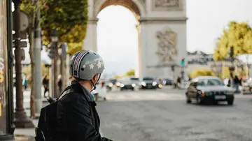 Menos de la mitad de ciclistas y de usuarios de patinetes usan casco en la ciudad