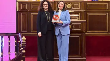 Olga Sánchez, consejera delegada de AXA y presidenta de la Fundación AXA, ha entregado el premio a María González Corral, consejera de Movilidad y Transformación Digital de la Junta Castilla y León.