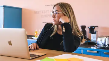 mujer aburrida en la oficina mujer aburrida en la oficina
