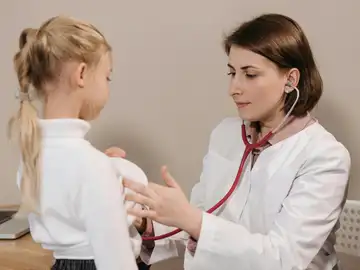 Lo más pequeños tienen más riesgo de desarrollar patologías respitatorias en invierno: fiebre, tos, dolor de garganta o mucosidad son algunos de los síntomas Lo más pequeños tienen más riesgo de desarrollar patologías respitatorias en invierno: fiebre, tos, dolor de garganta o mucosidad son algunos de los síntomas