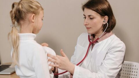 Lo más pequeños tienen más riesgo de desarrollar patologías respitatorias en invierno: fiebre, tos, dolor de garganta o mucosidad son algunos de los síntomas