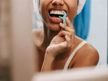 El hilo dental contra el riesgo de ictus y arritmias; un estudio revela su relación El hilo dental contra el riesgo de ictus y arritmias; un estudio revela su relación
