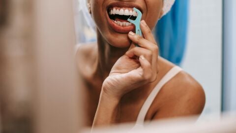 El hilo dental contra el riesgo de ictus y arritmias; un estudio revela su relación