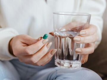 Los fármacos afectan más a las mujeres porque siguen diseñados pensando en hombres, alertan expertos